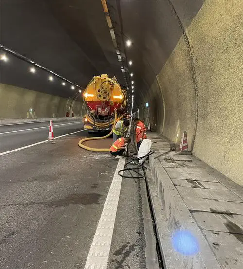 江北隧道排水渠清淤